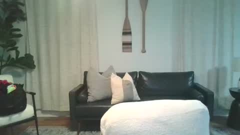 Snapshot of lushuslucy chatting on February 22, 1:00 am Kikithebaee online show from February 22, 1:00 am