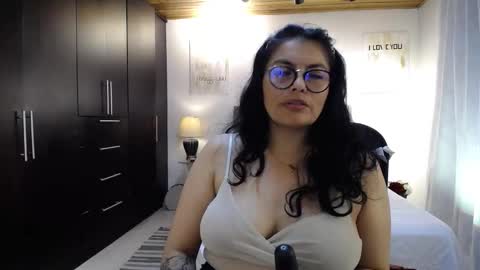 Snapshot of lust_mom chatting on March 10, 11:27 pm Angela 3 online show from March 10, 11:27 pm