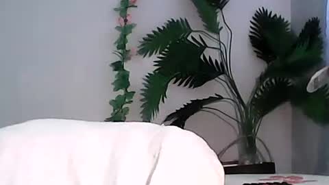 Snapshot of luvu4everxxx chatting on September 13, 5:40 am Bee Bee online show from September 13, 5:40 am