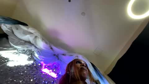 luvvlee online show from October 3, 8:22 am