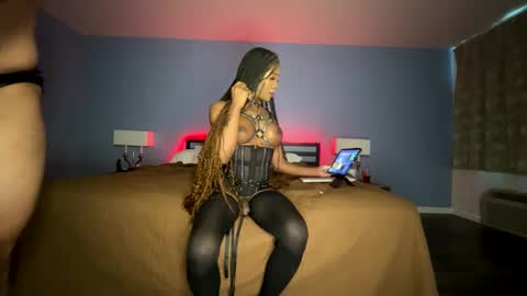 luvvlee online show from April 8, 11:05 pm