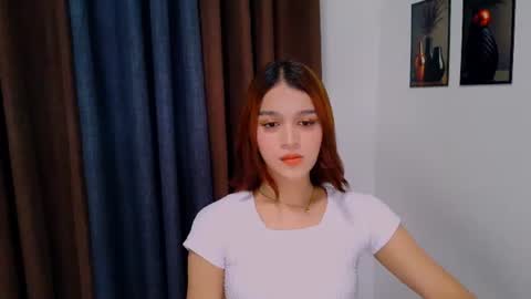 Snapshot of lux_white chatting on June 19, 9:02 am queen lux online show from June 19, 9:02 am