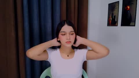 Snapshot of lux_white chatting on June 26, 9:46 am queen lux online show from June 26, 9:46 am
