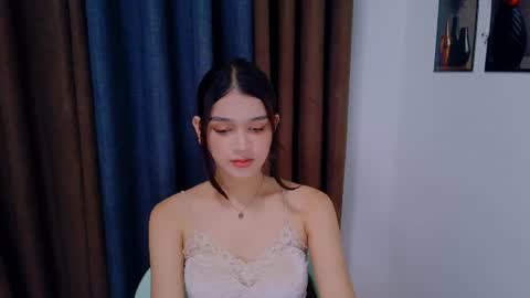 Snapshot of lux_white chatting on July 6, 3:47 pm queen lux online show from July 6, 3:47 pm