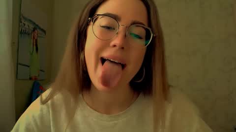 Snapshot of luxie_queen chatting on April 19, 3:33 pm Katie online show from April 19, 3:33 pm