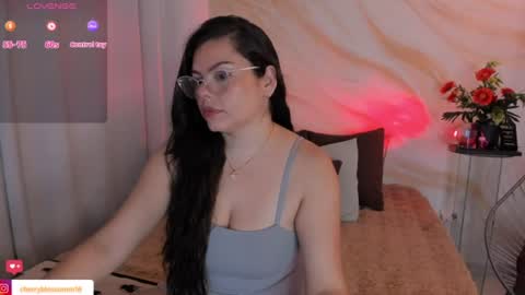 Snapshot of luxury_01 chatting on June 23, 1:03 am Cherry online show from June 23, 1:03 am