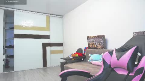 Snapshot of luxuryalma18 chatting on June 19, 7:06 pm Alma online show from June 19, 7:06 pm