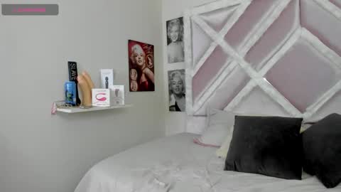 Snapshot of luxx_11 chatting on February 10, 12:09 pm Lux online show from February 10, 12:09 pm