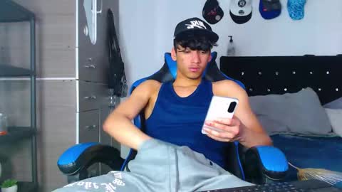 Snapshot of lyam_russo chatting on February 27, 9:04 pm Lyam online show from February 27, 9:04 pm