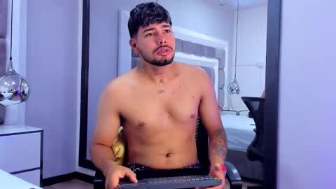 lyam_saenz online show from November 13, 8:52 pm