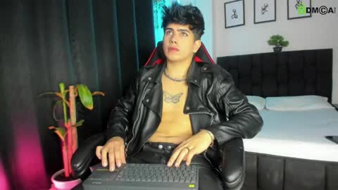Lyle Bennett Freelance Model online show from May 24, 1:05 pm