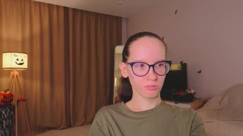 Sara online show from November 18, 4:33 pm