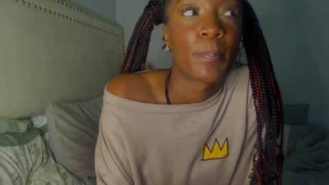 Snapshot of lynneluxuryplay chatting on December 13, 1:26 am IVYGold online show from December 13, 1:26 am