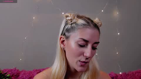 Snapshot of lynngarney chatting on December 16, 10:40 am Lika online show from December 16, 10:40 am