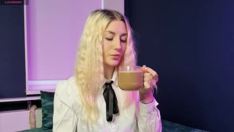 Snapshot of lynngarney chatting on January 23, 7:22 am Lika online show from January 23, 7:22 am