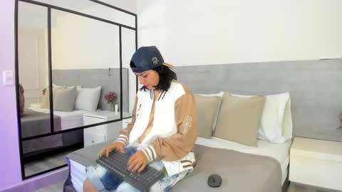 lyra_raven online show from May 25, 3:01 am