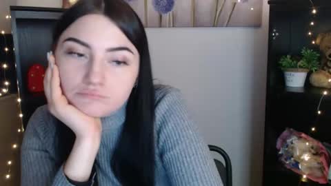 Snapshot of m_i_k_i_ chatting on January 19, 2:21 pm m_i_k_i_ online show from January 19, 2:21 pm