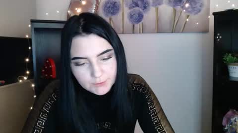 Snapshot of m_i_k_i_ chatting on February 5, 5:28 pm m_i_k_i_ online show from February 5, 5:28 pm