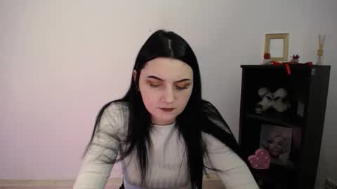 Snapshot of m_i_k_i_ chatting on February 6, 12:52 pm m_i_k_i_ online show from February 6, 12:52 pm