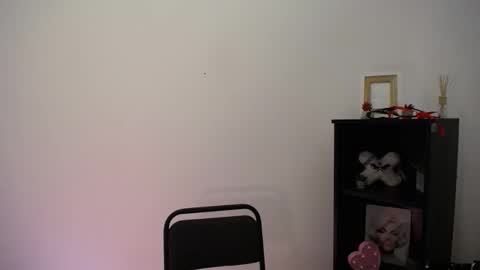 Snapshot of m_i_k_i_ chatting on February 13, 1:51 pm m_i_k_i_ online show from February 13, 1:51 pm