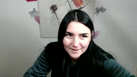 Snapshot of m_i_k_i_ chatting on February 25, 10:14 am m_i_k_i_ online show from February 25, 10:14 am