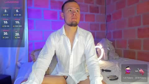 Snapshot of maax_taylor01 chatting on December 10, 4:49 pm online show from December 10, 4:49 pm