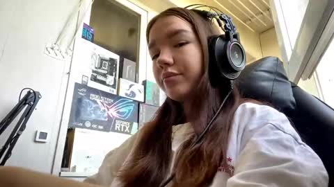 Snapshot of machellebazaldua chatting on May 14, 9:05 am Mila online show from May 14, 9:05 am