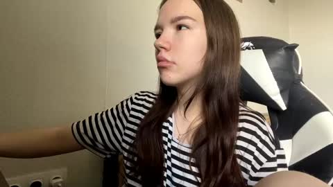Snapshot of machellebazaldua chatting on May 17, 9:17 am Mila online show from May 17, 9:17 am