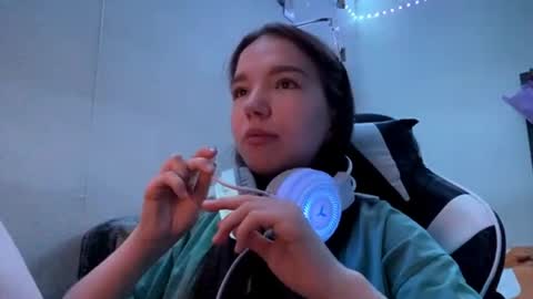 Snapshot of machellebazaldua chatting on May 19, 6:14 pm Mila online show from May 19, 6:14 pm