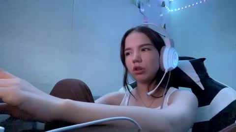Snapshot of machellebazaldua chatting on May 20, 6:14 pm Mila online show from May 20, 6:14 pm