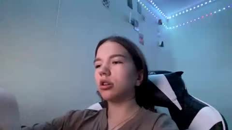 Snapshot of machellebazaldua chatting on May 21, 6:26 pm Mila online show from May 21, 6:26 pm