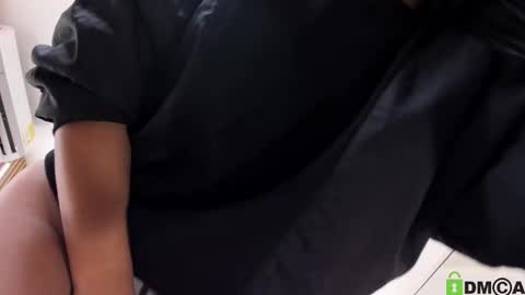 Snapshot of mackenzie_17 chatting on October 9, 4:21 am Mackenzie online show from October 9, 4:21 am