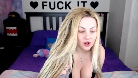 Mackenzie Wolfe online show from December 15, 5:55 am