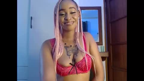 Snapshot of madamcoco chatting on May 7, 8:42 am queency online show from May 7, 8:42 am