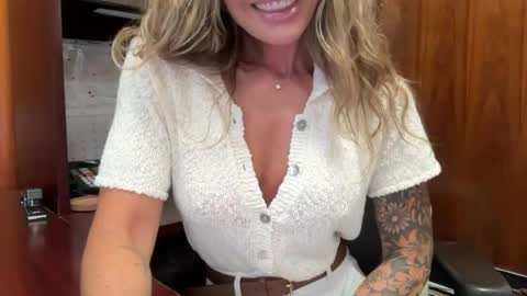 Snapshot of madame_andi chatting on July 8, 11:58 am madame_andi online show from July 8, 11:58 am