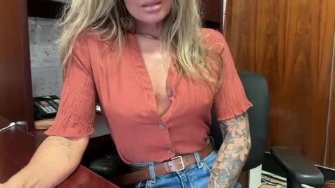 Snapshot of madame_andi chatting on July 10, 11:57 am madame_andi online show from July 10, 11:57 am