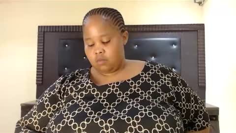 Snapshot of madamzee chatting on February 19, 6:11 am madamzee online show from February 19, 6:11 am