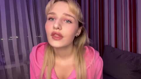 Snapshot of maddy_lovell chatting on March 31, 3:56 pm Maddy online show from March 31, 3:56 pm