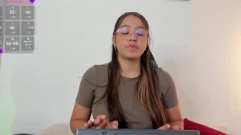Snapshot of madelayn_torres chatting on July 16, 1:17 pm madelayn_torres online show from July 16, 1:17 pm