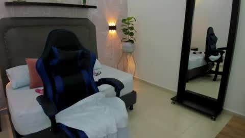 Snapshot of madison_saenzz chatting on July 18, 9:29 pm M A D I S O N online show from July 18, 9:29 pm