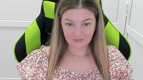 Snapshot of madison_smile chatting on May 21, 6:53 am Madison online show from May 21, 6:53 am