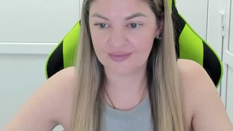 Snapshot of madison_smile chatting on May 28, 7:05 am Madison online show from May 28, 7:05 am