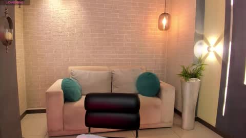 Maddi Collins online show from October 31, 7:48 pm