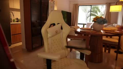 madisonlara online show from May 10, 10:15 pm