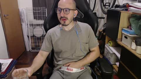 Snapshot of madziula chatting on December 9, 3:29 am Peter online show from December 9, 3:29 am