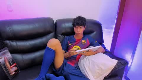 Snapshot of mael_twink chatting on April 3, 6:06 pm Mael online show from April 3, 6:06 pm