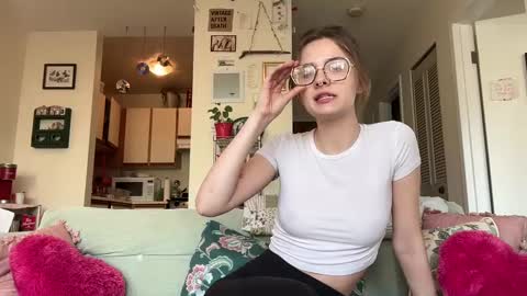 Snapshot of maevebaezie chatting on January 11, 10:29 pm maeve online show from January 11, 10:29 pm