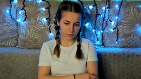 Maggie online show from December 5, 12:30 am