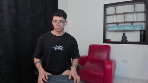Snapshot of magic_boy01 chatting on December 3, 1:08 am Damian Rivers online show from December 3, 1:08 am