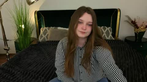 Snapshot of magicpeachhs chatting on March 31, 6:36 am Emily online show from March 31, 6:36 am